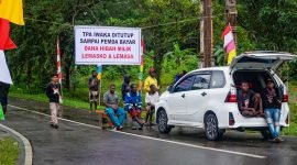 Aksi pemalangan jalan oleh Lemasko pimpinan Fredy Sony Atiamona di gapura pintu masuk Kampung Iwaka, Distrik Iwaka, Kabupaten Mimika, Papua Tengah, Sabtu (19/8/2023) pagi. 