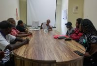 Keluarga korban almarhum Markus Kamisopa bersama tim kuasa hukumnya menemui Humas RSUD Mimika, Selasa (22/8/2023).