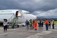 Pesawat Cargo Jayawijaya Dirgantara mengalami bocor ban saat mendarat di Bandara Wamena, Kabupaten Jayawijaya, Papua Pegunungan, Selasa (22/8/2023). 