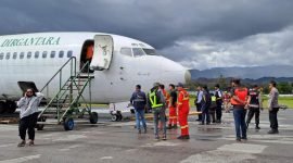 Pesawat Cargo Jayawijaya Dirgantara mengalami bocor ban saat mendarat di Bandara Wamena, Kabupaten Jayawijaya, Papua Pegunungan, Selasa (22/8/2023). 