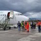 Pesawat Cargo Jayawijaya Dirgantara mengalami bocor ban saat mendarat di Bandara Wamena, Kabupaten Jayawijaya, Papua Pegunungan, Selasa (22/8/2023). 