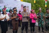 Penyerahan bibit pohon mangrove oleh Kapolres Mimika, AKBP I Gede Putra, kepada para tamu undangan sebelum ditanam.