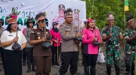 Penyerahan bibit pohon mangrove oleh Kapolres Mimika, AKBP I Gede Putra, kepada para tamu undangan sebelum ditanam.