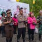 Penyerahan bibit pohon mangrove oleh Kapolres Mimika, AKBP I Gede Putra, kepada para tamu undangan sebelum ditanam.