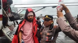 Warga sipil korban penembakan oleh KKB di Puncak dievakuasi ke Timika, Papua Tengah. 