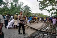 Palang jalan mulai dibuka usai keluarga korban menerima uang duka sebesar Rp150 juta.