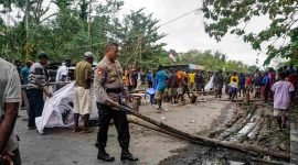 Palang jalan mulai dibuka usai keluarga korban menerima uang duka sebesar Rp150 juta.