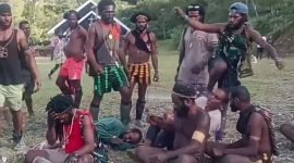 Tangkapan layar video kekerasan KKB terhadap warga sipil.