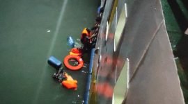 Empat korban KM Semangat Baru saat hendak dievakuasi ke atas KMP Kokonao.