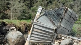 Tampak jembatan gantung yang rusak akibat banjir dan longsor di Distrik Tembagapura, Mimika, Papua Tengah.