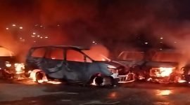 Sejumlah mobil di belakang Kantor DPR Papua terbakar, Rabu (23/8/2023). 