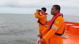 Tim SAR gabungan saat melakukan pencarian terhadap kedua korban tenggelamnya KM Semangat Baru di Perairan Puriri, Timika, Papua Tengah. (Foto: Istimewa/Kantor SAR Timika)