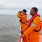 Tim SAR gabungan saat melakukan pencarian terhadap kedua korban tenggelamnya KM Semangat Baru di Perairan Puriri, Timika, Papua Tengah. (Foto: Istimewa/Kantor SAR Timika)