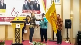 Penyerahan bendera kepada Pengurus Bawaslu yang baru untuk melanjutkan tugas sebagai pengawas pemilu. (Foto: Galeri Papua/Jefri Manehat)
