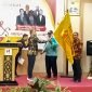 Penyerahan bendera kepada Pengurus Bawaslu yang baru untuk melanjutkan tugas sebagai pengawas pemilu. (Foto: Galeri Papua/Jefri Manehat)
