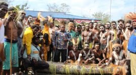 Foto bersama Pj Sekda Mimika, Petrus Yumte, dengan masyarakat Mimika Wee dalam HUT ke-47 Mapurujaya, Sabtu (19/8/2023). 
