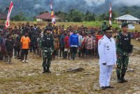 Suasana upacara peringatan HUT ke-78 Kemerdekaan RI, Kepala Distrik Jila bertindak sebagai Inspektur Upacara.
