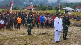 Suasana upacara peringatan HUT ke-78 Kemerdekaan RI, Kepala Distrik Jila bertindak sebagai Inspektur Upacara. 