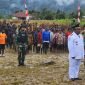 Suasana upacara peringatan HUT ke-78 Kemerdekaan RI, Kepala Distrik Jila bertindak sebagai Inspektur Upacara. 
