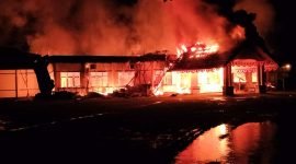 Tampak gedung serbaguna di Yahukimo, Papua Pegunungan, dilahap api. 