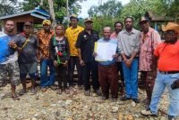 Foto bersama Tim Peduli Pembangun Mimika sembari menunjukan bukti surat permohonan kepada Presiden Republik Indonesia.