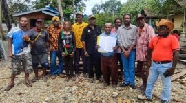 Foto bersama Tim Peduli Pembangun Mimika sembari menunjukan bukti surat permohonan kepada Presiden Republik Indonesia. 