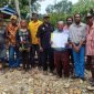 Foto bersama Tim Peduli Pembangun Mimika sembari menunjukan bukti surat permohonan kepada Presiden Republik Indonesia. 