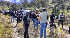Aparat gabungan tiba di lokasi penemuan mayat Michelle Kurisi Ndoga, Kamis (31/8/2023). (Foto: Istimewa/Polda Papua)
