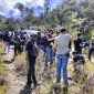 Aparat gabungan tiba di lokasi penemuan mayat Michelle Kurisi Ndoga, Kamis (31/8/2023). (Foto: Istimewa/Polda Papua)