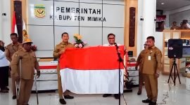 Vice President Bidang Hubungan Pemerintahan PTFI, Jonny Lingga, menyerahkan bantuan dukungan pelaksanaan HUT ke-78 RI secara simbolis kepada Penjabat Bupati Mimika, Valentinus Sudirjanto Sumito.