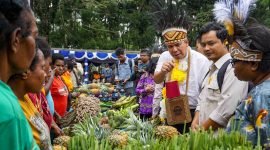 Rombongan Kemenko BPMK saat meninjau hasil kebun mama-mama Papua di Kampung Damai, Distrik Kwamki Narama, Kabupaten Mimika, Papua Tengah, Jumat (1/9/2023). (Foto: Galeri Papua/Endy Langobelen)