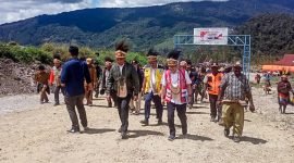 Menko PMK, Muhajir Efendy saat memantau pembangunan di Kabupaten Puncak, Papua Tengah, Kamis (31/8/2023). (Foto: Istimewa/Humas Polda Papua)