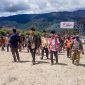 Menko PMK, Muhajir Efendy saat memantau pembangunan di Kabupaten Puncak, Papua Tengah, Kamis (31/8/2023). (Foto: Istimewa/Humas Polda Papua)