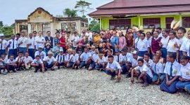 Foto bersama rombongan Kemenko PMK bersama siswa-siswi dan guru-guru di SMP Negeri 9 Kwamki Narama. (Foto: Galeri Papua/Jefri Manehat)