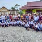 Foto bersama rombongan Kemenko PMK bersama siswa-siswi dan guru-guru di SMP Negeri 9 Kwamki Narama. (Foto: Galeri Papua/Jefri Manehat)