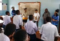 Prof. Warsito saat bertatap muka dengan siswa-siswi SMPN 9 Kwamki Narama, Timika, Papua Tengah, Jumat (1/9/2023). (Foto: Galeri Papua/Endy Langobelen)