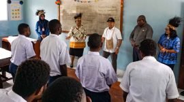 Prof. Warsito saat bertatap muka dengan siswa-siswi SMPN 9 Kwamki Narama, Timika, Papua Tengah, Jumat (1/9/2023). (Foto: Galeri Papua/Endy Langobelen)