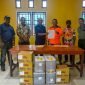 Vice President Community Relations PT Freeport Indonesia, Engel Enoch, menyerahkan bantuan 520 kilogram makanan pokok kepada Kepala BPBD Mimika, Yosias Lossu, di Posko BPBD Tim Reaksi Cepat, SP 5 Timika, Kabupaten Mimika, Papua Tengah, Rabu (30/8/2023). (Foto: Istimewa/PT Freeport Indonesia)