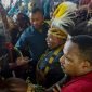Bupati Mimika nonaktif, Eltinus Omaleng, tiba di bandara Mozes Kilangin Timika, Sabtu (2/9/2023). (Foto: Galeri Papua/Endy Langobelen)
