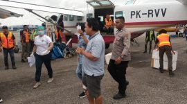 Korban penembakan di Kabupaten Puncak, Antonius Padang, dievakuasi ke Timika, Papua Tengah, Sabtu (2/9/2023). (Foto: Istimewa/Humas Polda Papua) 