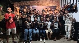 Foto bersama Panitia Performing Art Laku Dalam Ruang. (Foto: Galeri Papua/Endy Langobelen)