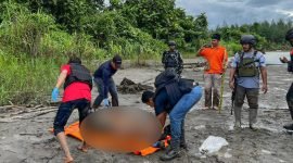 Aparat gabungan TNI-Polri saat mengevakuasi salah satu jenazah di Kali Brasa, Distrik Dekai, Kabupaten Yahukimo, Papua Pegunungan, Kamis (14/9/2023). (Foto: Istimewa/Humas Polda Papua)