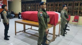 Jenazah Briptu Agung Azhari, korban tewas kontak tembak dengan KKB, telah disemayamkan di dalam peti. (Foto: Istimewa/Humas Polda Papua)