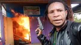 Salah satu anggota TPNPB Kodap 35 Bintang Timur membakar salah satu rumah di Pegunungan Bintang, Papua Pegunungan. (Foto: Istimewa/Jubir TPNPB-OPM)