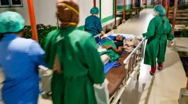 Tampak salah satu korban penembakan oleh KKB dilarikan ke RSUD Oksibil, Kabupaten Pegunungan Bintang, Papua Pegunungan. (Foto: Istimewa/Satgas Humas Damai Cartenz 2023)