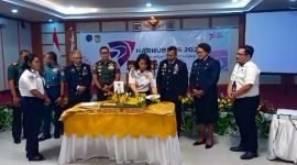 Pemotongan tumpeng oleh Kepala Dinas Perhubungan Kabupaten Mimika, Ida Wahyuni, sebagai tanda memperingati Harhubnas 2023. (Foto: Galeri Papua/Jefri Manehat)