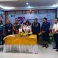 Pemotongan tumpeng oleh Kepala Dinas Perhubungan Kabupaten Mimika, Ida Wahyuni, sebagai tanda memperingati Harhubnas 2023. (Foto: Galeri Papua/Jefri Manehat)