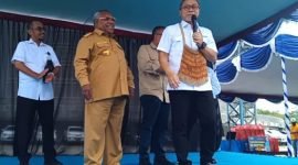 Menteri Perdagangan, Zulkifli Hasan didampingi Bupati Mimika, Eltinus Omaleng. (Foto: Galeri Papua/Jefri Manehat) 