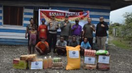 Satgas Damai Cartenz 2023 silaturahmi dengan tokoh adat di Kabupaten Yahukimo, Papua Pegunungan. (Istimewa/Satgas Damai Cartenz 2023)