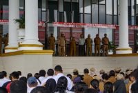 Suasana apel pagi di lobi Kantor Pusat Pemerintahan, SP3, Timika, Papua Tengah, Senin (4/9/2023). (Foto: Galeri Papua/Endy Langobelen)
